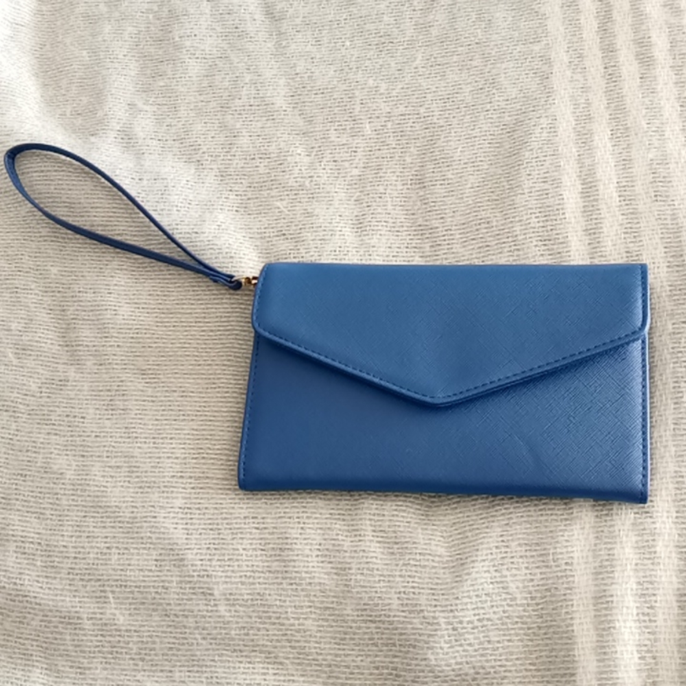New without tags faux leather wristlet wallet